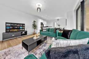 Luxury 3 bed apartment with Balcony